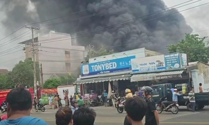 Bình Dương: Khống chế đám cháy bao trùm một công ty gần trạm thu phí 