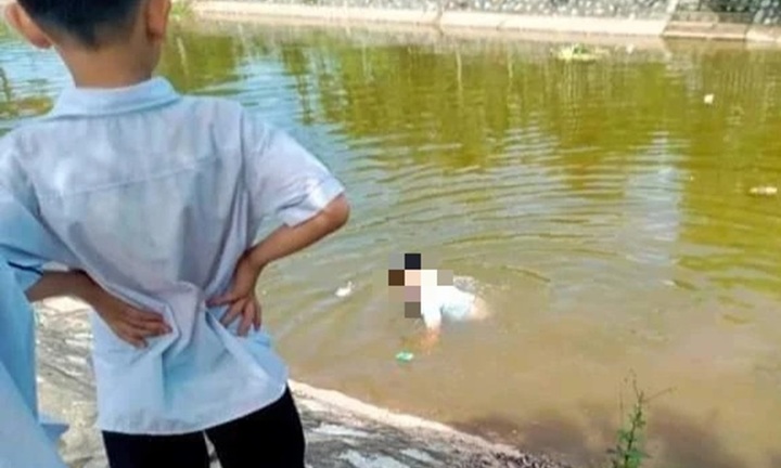 Phát hiện học sinh chới với dưới sông, thầy giáo lao xuống giải cứu kịp thời