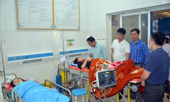 Triệu chứng khiến 73 công nhân may ở Nghệ An nhập viện sau bữa ăn trưa