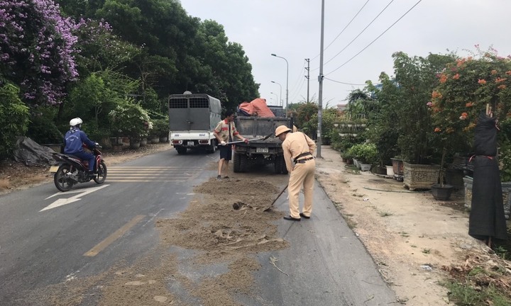 CSGT Hà Nội kịp thời xử lý vết dầu loang phòng ngừa TNGT