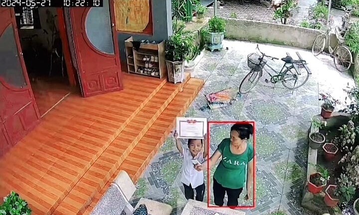Tan chảy trước khoảnh khắc bé trai khoe giấy khen với bố đơn thân qua camera