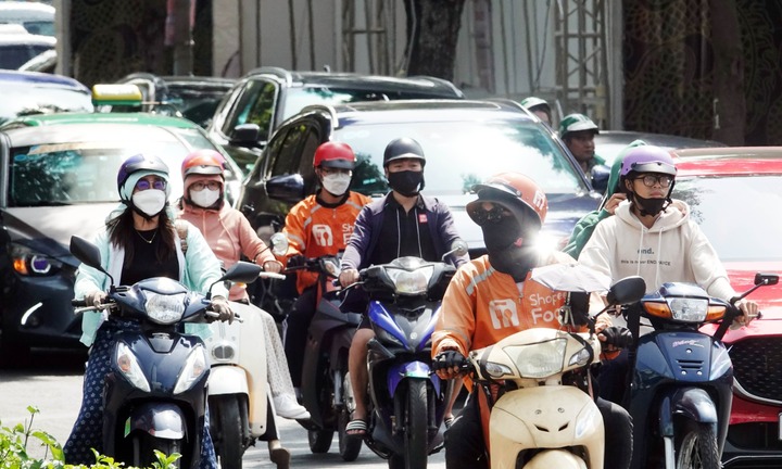 Hà Nội nắng nóng gay gắt oi bức, người dân ra đường cần lưu ý gì?