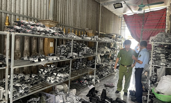 Hải Dương: Thu giữ gần 1.000 đôi dép giả mạo nhãn hiệu Balenciaga, Adidas,...