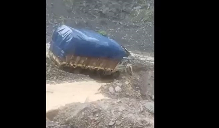 Khoảnh khắc xe tải lật nghiêng lao xuống sườn đồi do lở đất