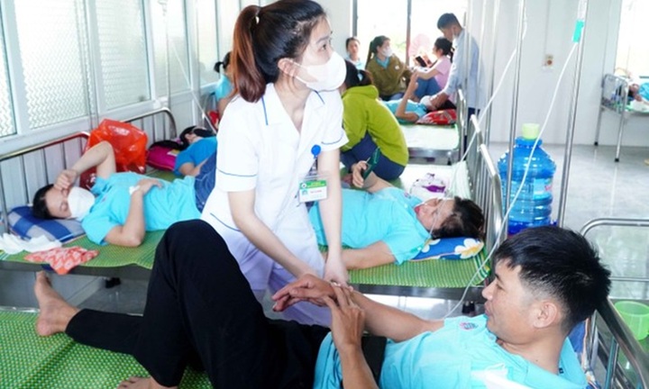 Vụ 71 công nhân nhập viện sau bữa ăn trưa: Bếp ăn không đảm bảo vệ sinh