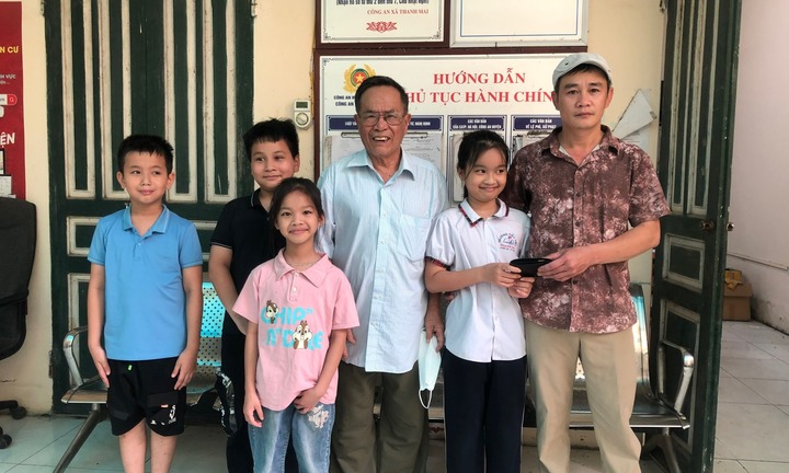 Nhặt được ví tiền trên đường, 5 học sinh ở Hà Nội đến công an trình báo