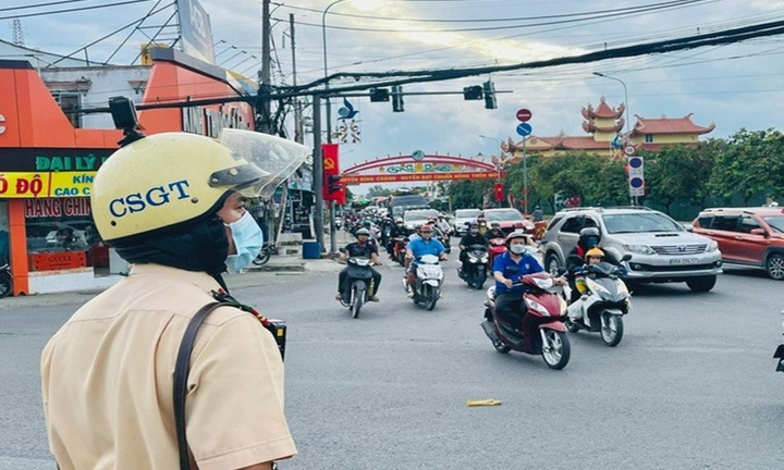 Làm gì khi bị cảnh sát giao thông phạt cao hơn quy định?