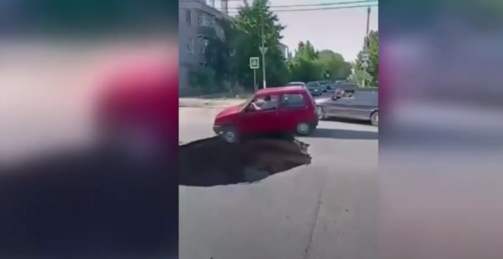 Tài xế suýt lao thẳng vào miệng “hố tử thần”