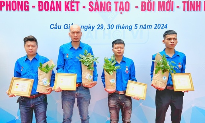 Tặng huy hiệu “Tuổi trẻ dũng cảm” cho 4 thanh niên cứu người trong vụ cháy