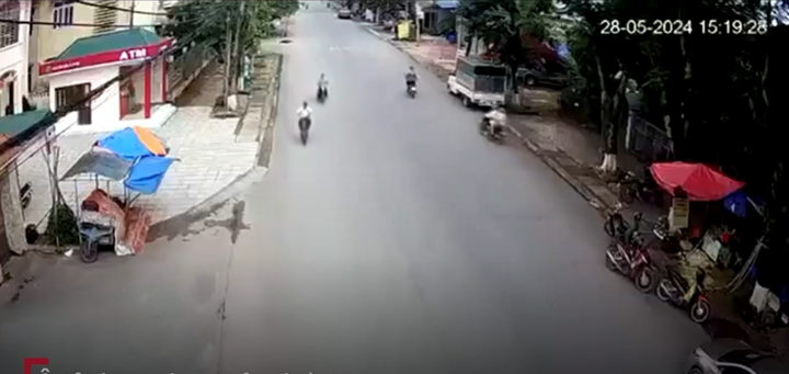 Va chạm kinh hoàng khiến ô tô lật ngửa, đè lên xe đạp