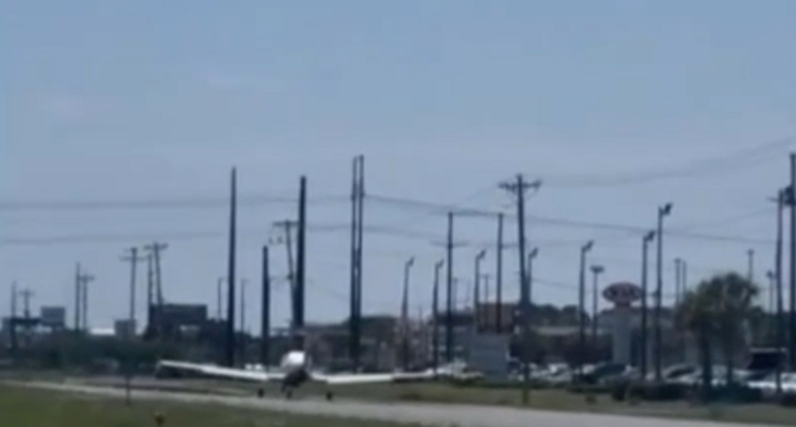 Máy bay hạ cánh khẩn cấp giữa đường phố do gặp sự cố