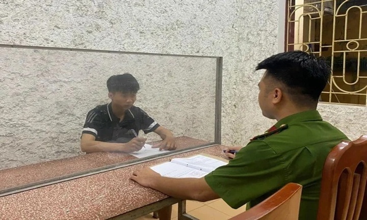 Nam thanh niên đi xe máy không đội mũ bảo hiểm, đâm CSGT bị thương