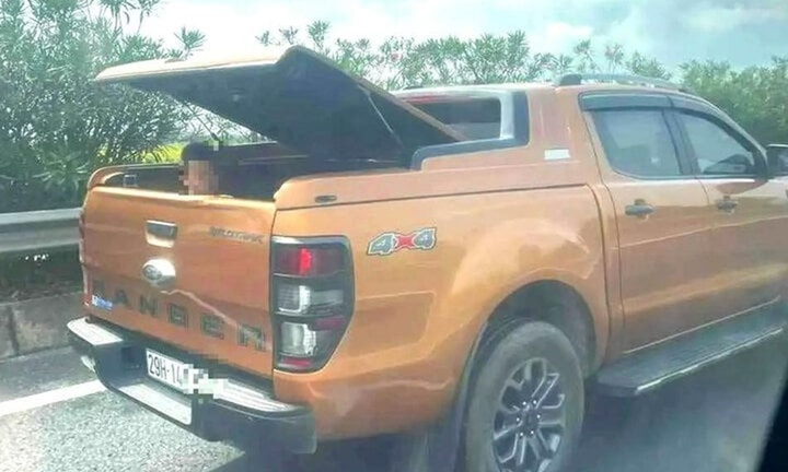 Để bé 7 tuổi ngồi thùng xe bán tải chạy trên cao tốc, tài xế bị xử phạt thế nào?