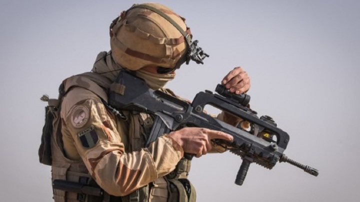 Nhóm huấn luyện viên quân sự đầu tiên của Pháp lên đường đến Ukraine