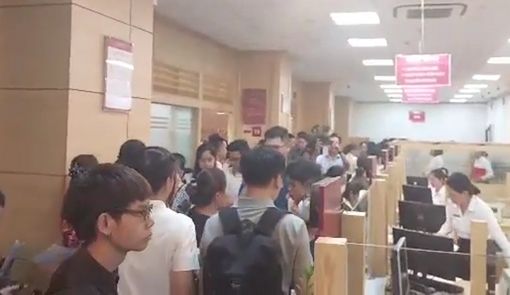 Video: Khung cảnh nhộn nhịp buổi mua bán vàng đầu tiên tại Agribank ngày 3/6