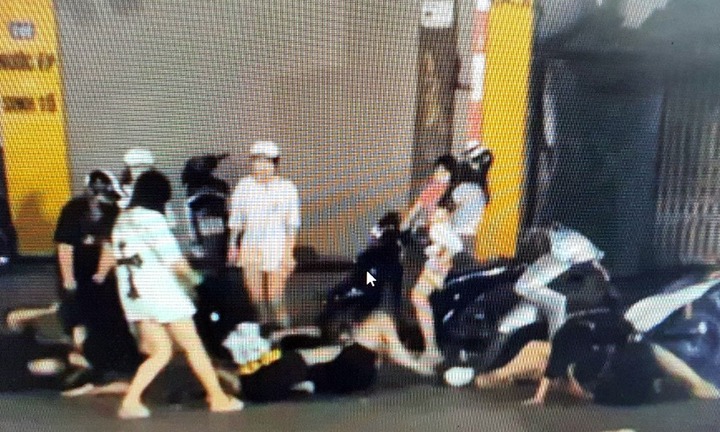 Làm rõ nhóm thiếu nữ đánh nhau giữa đường ở Hà Nội