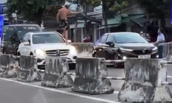 Người đàn ông ngoại quốc đập phá nhiều xe ô tô ở Nha Trang