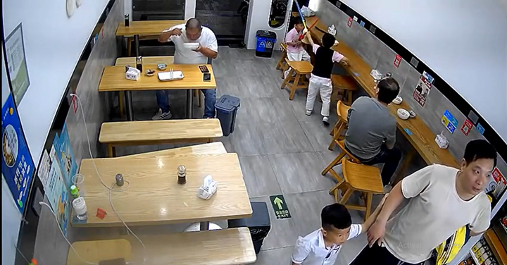 Người đàn ông vung tay tát bé trai trong quán ăn, nguyên nhân gây phẫn nộ