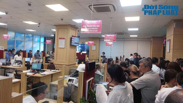 Cận cảnh người mua đông đúc trong buổi bán vàng đầu tiên tại Agribank