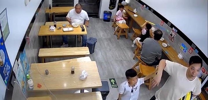Video: Tưởng con mình bị bắt nạt, người đàn ông hung hăng tát ngã bé trai