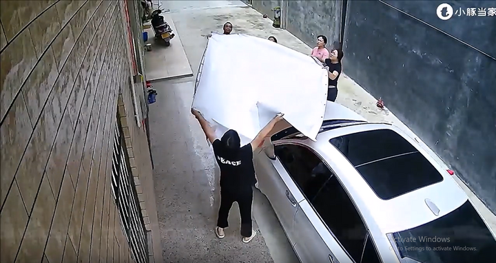 Bé gái lơ lửng ngoài lan can tầng 3, những giây sau đó ai nấy đều thót tim