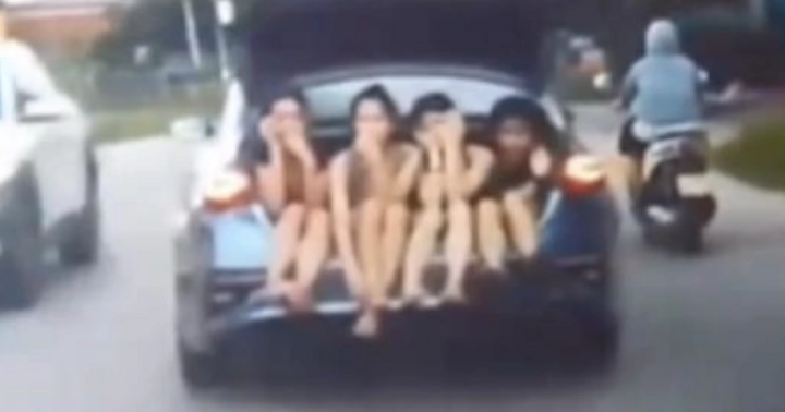 Sợ bẩn nội thất xe, người đàn ông chở 4 cô gái ngồi trong cốp ô tô
