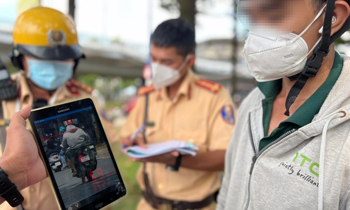 CSGT có được phạt qua ảnh trên điện thoại?