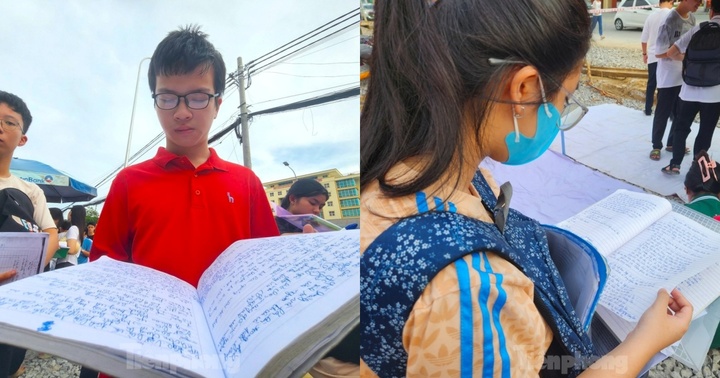 Trước giờ G, sĩ tử vẫn tranh thủ ôn bài ngay cổng điểm thi