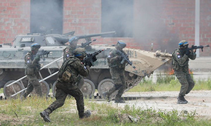 Ukraine huy động binh sĩ, khí tài quân sự tập trận ở Kiev