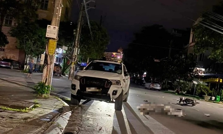 Ô tô bán tải va chạm với xe máy trong đêm, 3 người thương vong