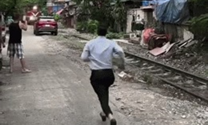 Video: Đậu ô tô đỏ sát đường ray, tài xế mặc sơ mi xanh nhận kết đắng