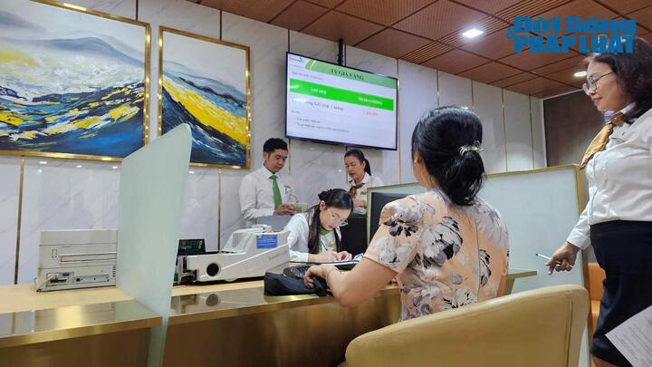 Giảm tình trạng quá tải, Vietcombank mở thêm 4 điểm bán vàng miếng SJC