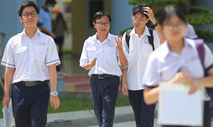 Thi lớp 10 ở TP.HCM: Nữ sinh để điện thoại trong váy, có cuộc gọi khi đang thi