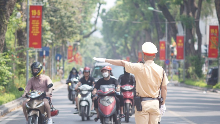 Cách chạy xe đúng luật khi nghe tiếng còi của CSGT?