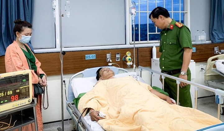 2 cán bộ công an bị đối tượng tàng trữ ma túy đâm trọng thương