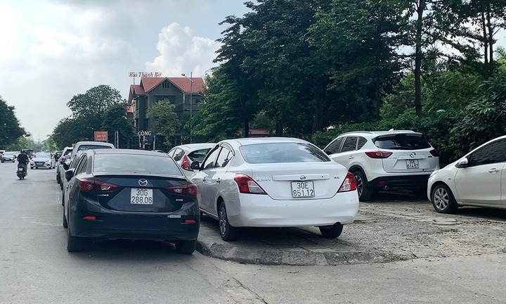 Ô tô chạy trên hè phố để vào nhà có bị phạt?