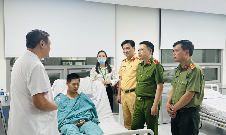 Nam thanh niên điều khiển xe 3 bánh chở gạch đâm trọng thương Đại úy CSGT