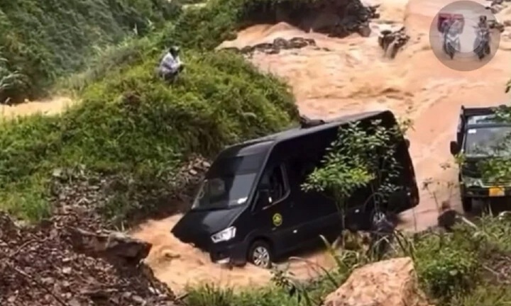 Mưa lũ gây sạt lở, du khách mắc kẹt tại đường xuống sông Nho Quế
