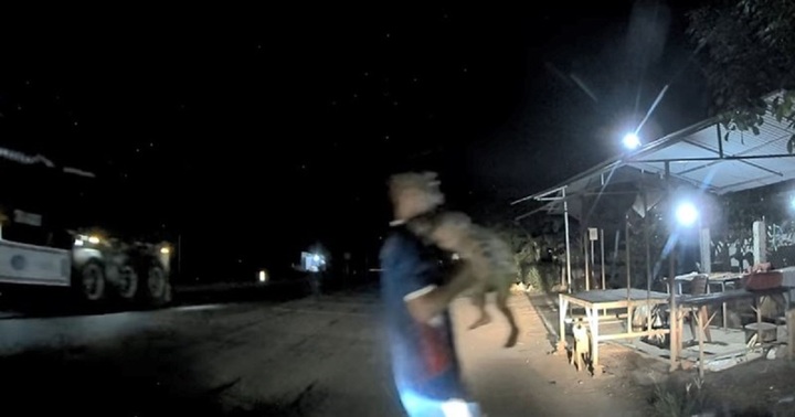 Thót tim tài xế cứu cháu bé chập chững đi giữa đường lúc container đang lao tới