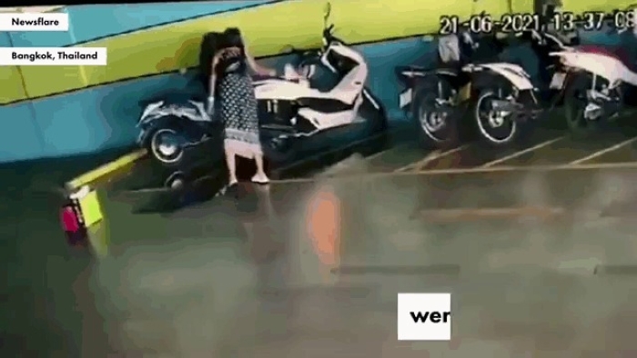 Cô gái thẳng tay đốt xe máy bạn trai cũ vì không chịu quay lại