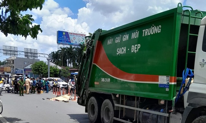 Va chạm với xe chở rác trên quốc lộ, người phụ nữ tử vong thương tâm