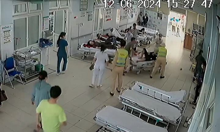 CSGT kịp thời đưa cháu bé có dấu hiệu ngừng tim đi cấp cứu