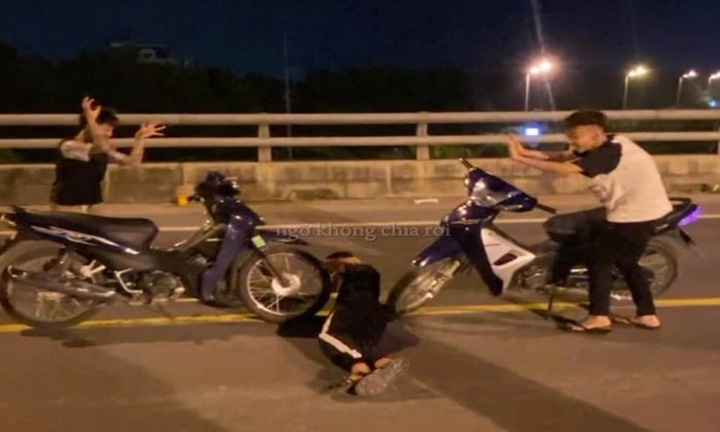 Hà Nội: Xử lý 3 nam thanh niên dừng xe giữa đường chụp ảnh