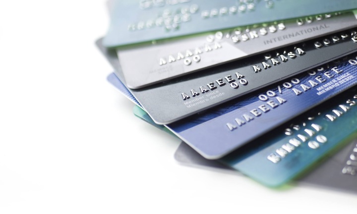 Thẻ ngân hàng bị khóa có rút, chuyển được tiền không?