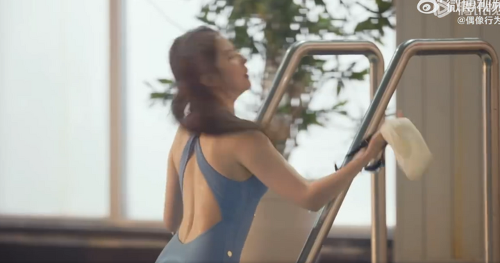 Clip “Lưu Diệc Phi mặc đồ bơi” lên hot search