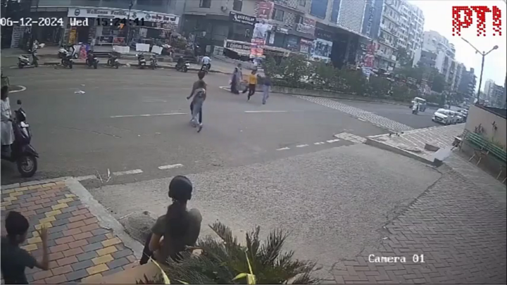 Đang đi bộ qua đường, người phụ nữ bất ngờ bị ô tô tông văng lên không trung