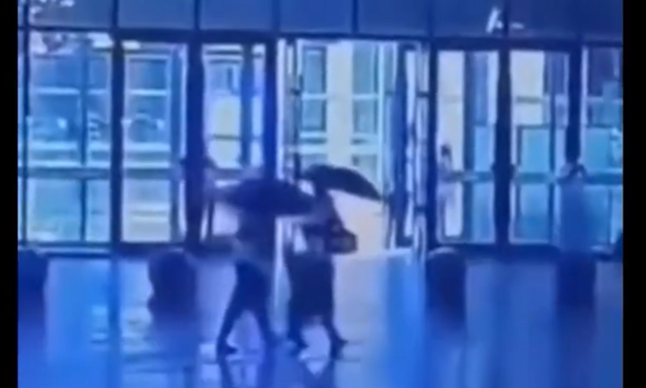 Khoảnh khắc tia sét suýt đoạt mạng 2 người cầm ô đi bộ dưới mưa