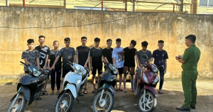 Không gặp được đối thủ, nhóm thanh niên chụp ảnh hung khí