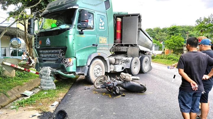 Xe đầu kéo va chạm người đi bộ và xe máy, 2 người thương vong 