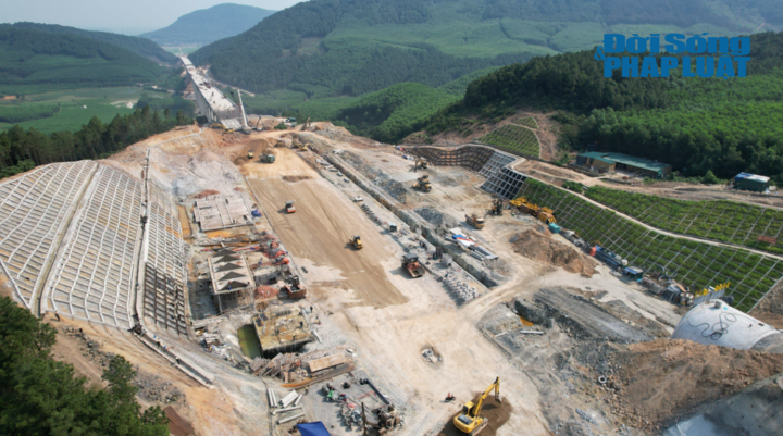 Bộ GTVT thúc tiến độ hoàn thành cao tốc Diễn Châu - Bãi Vọt